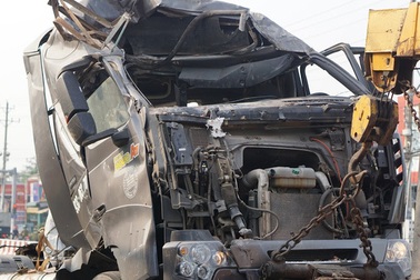 Bé trai 3 tuổi bò ra từ đống đổ nát khi ô tô tông sập nhà