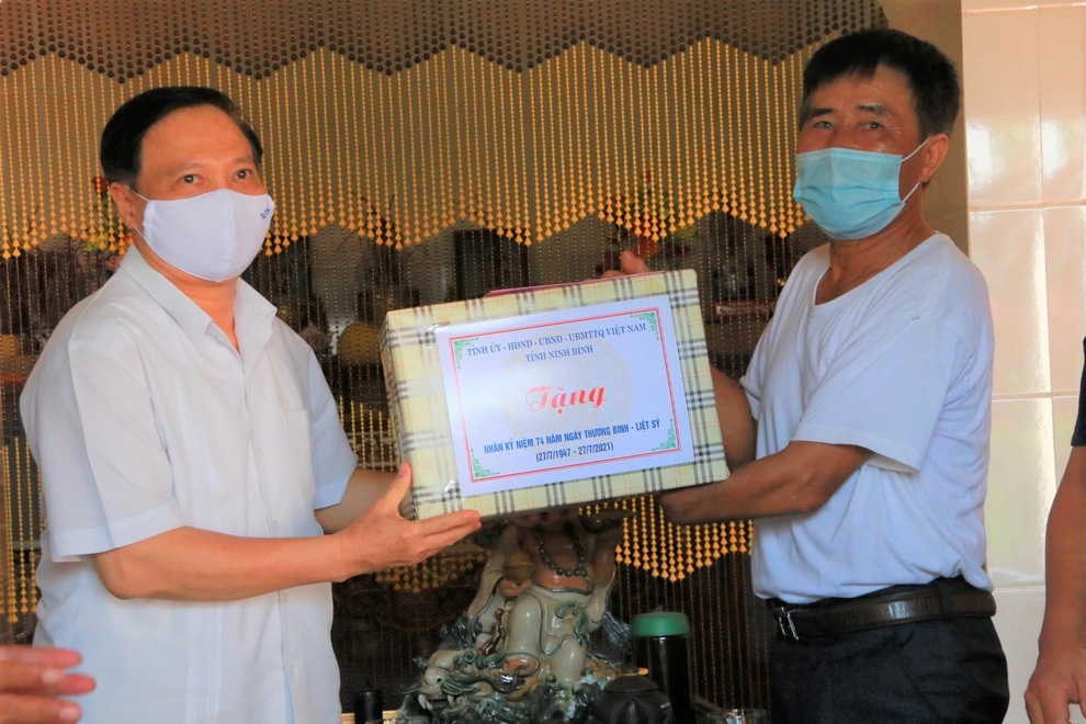 Ninh Bình chi 9 tỷ đồng thăm, tặng quà nhân Ngày Thương binh, liệt sĩ - 2 Ninh Bình chi 9 tỷ đồng thăm, tặng quà nhân Ngày Thương binh, liệt sĩ - 2