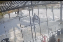 Phóng nhanh phanh gấp, ô tô tông người đi xe máy văng lên vỉa hè