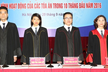 Thẩm phán chính thức mặc trang phục áo dài tay khi xét xử