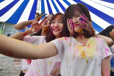 Bạn trẻ “quậy thả ga" trong lễ hội ném bột màu Ấn Độ