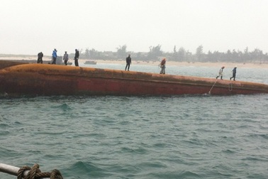 Huy động thợ lặn Hàn Quốc tìm nạn nhân vụ lật sà lan 