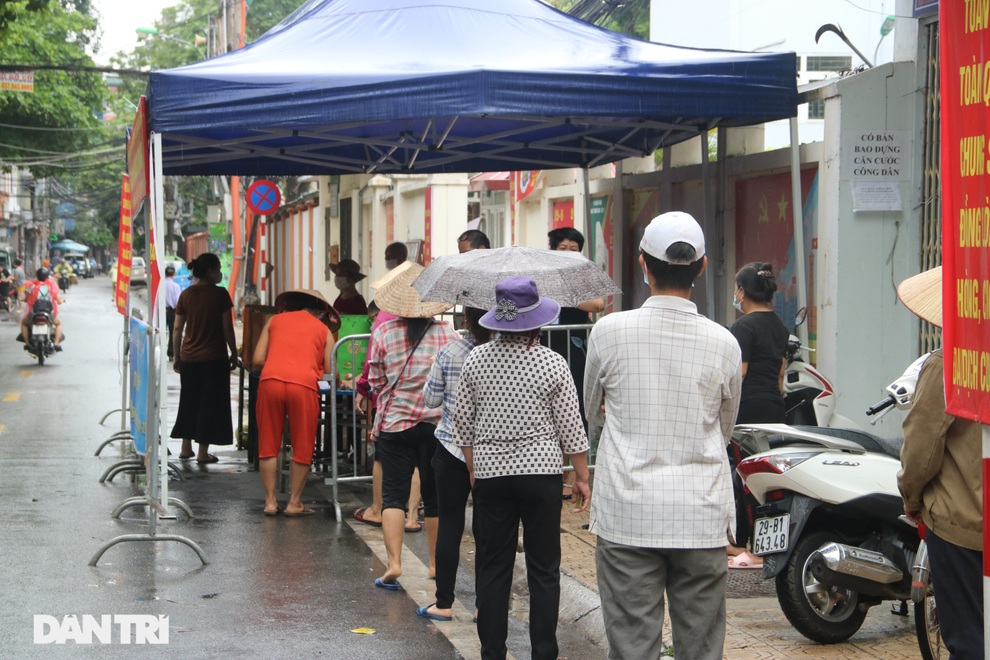 Lao động nghèo ở Hà Nội xếp hàng chờ nhận túi thực phẩm 0 đồng - 5 Lao động nghèo ở Hà Nội xếp hàng chờ nhận túi thực phẩm 0 đồng - 5