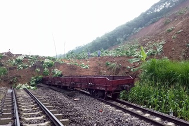 Sạt lở đất vùi lấp 7 toa tàu, giao thông tê liệt