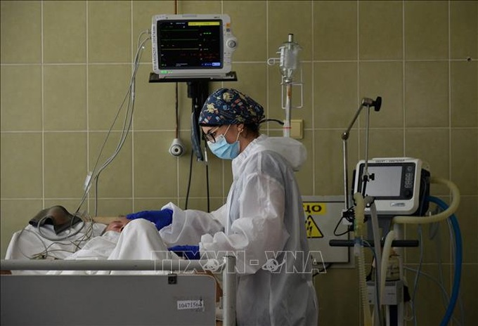 Nhân viên y tế điều trị cho bệnh nhân COVID-19 tại bệnh viện Lviv, Ukraine. Ảnh minh họa: AFP/TTXVN