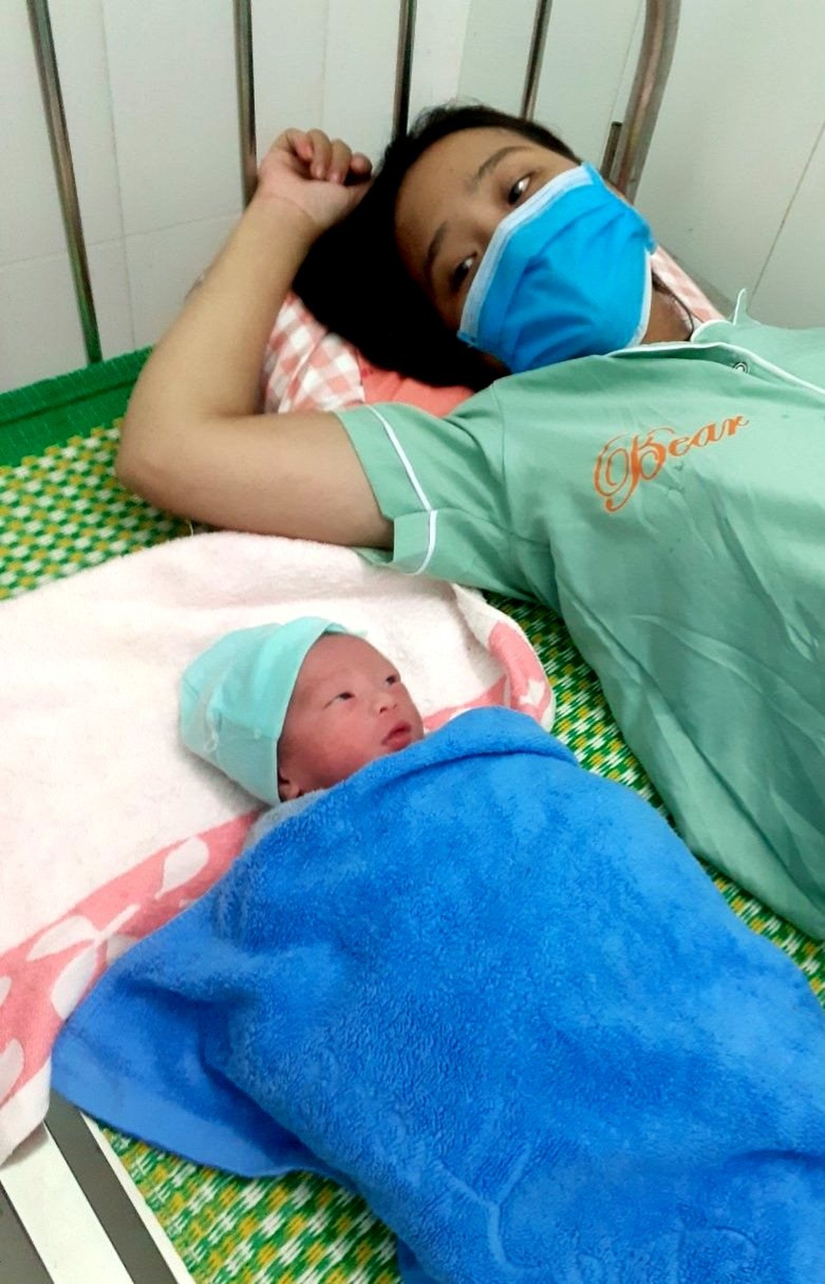 Cấp cứu thành công một trường hợp ngạt sơ sinh của thai phụ F0 - 1 Cấp cứu thành công một trường hợp ngạt sơ sinh của thai phụ F0 - 1