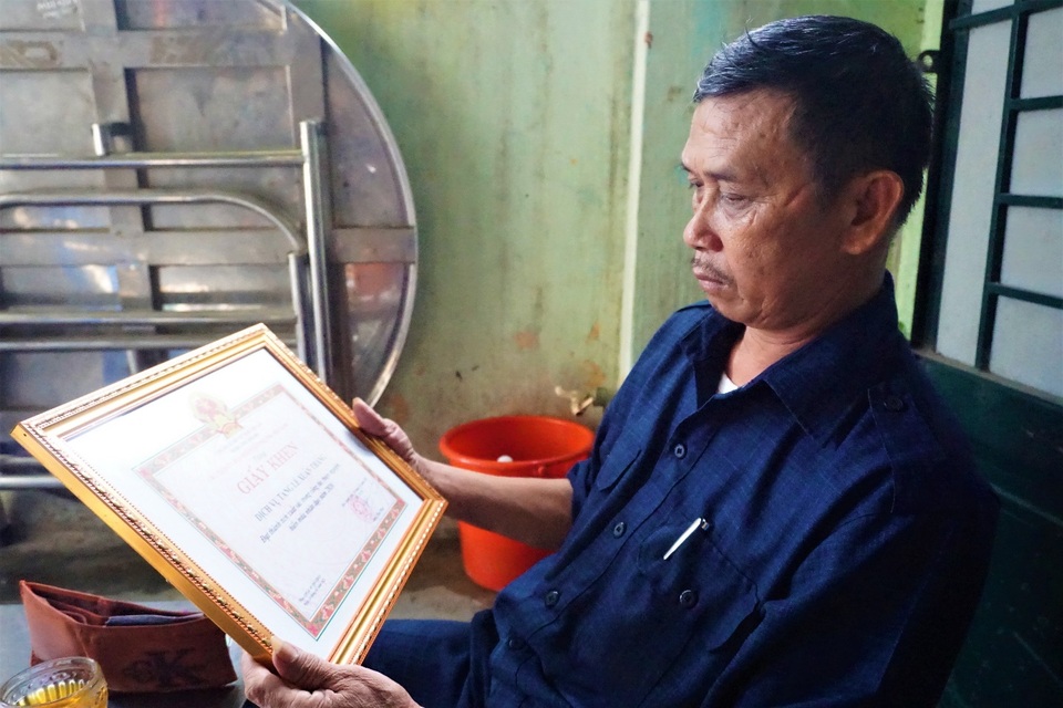Ông Thắng bao đồng lấy đất dưỡng già chôn cất người dưng - 5 Ông Thắng bao đồng lấy đất dưỡng già chôn cất người dưng - 5
