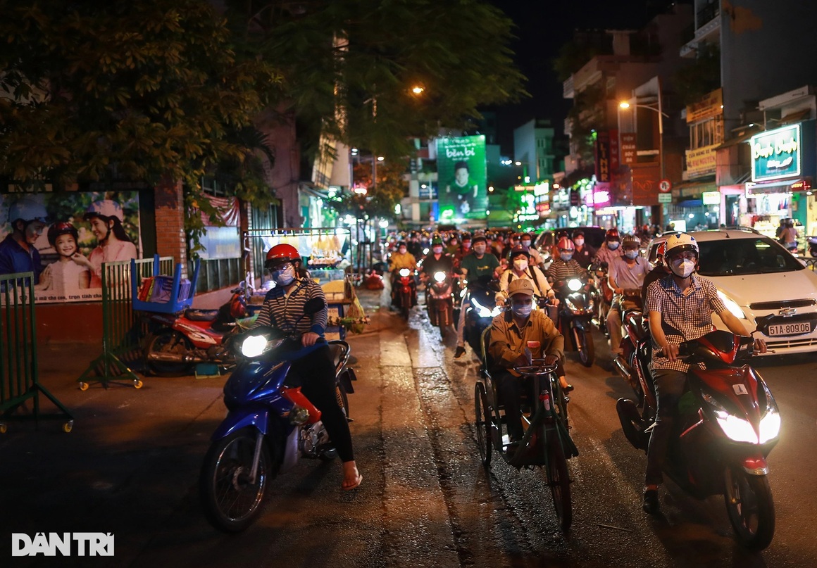 Đặc sản ùn tắc trở lại sau một tháng TPHCM được nới lỏng giãn cách - 10 Đặc sản ùn tắc trở lại sau một tháng TPHCM được nới lỏng giãn cách - 10