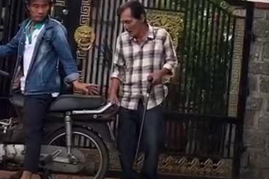 Clip Thương Tín tiều tụy, đi xiêu vẹo phải có người dìu