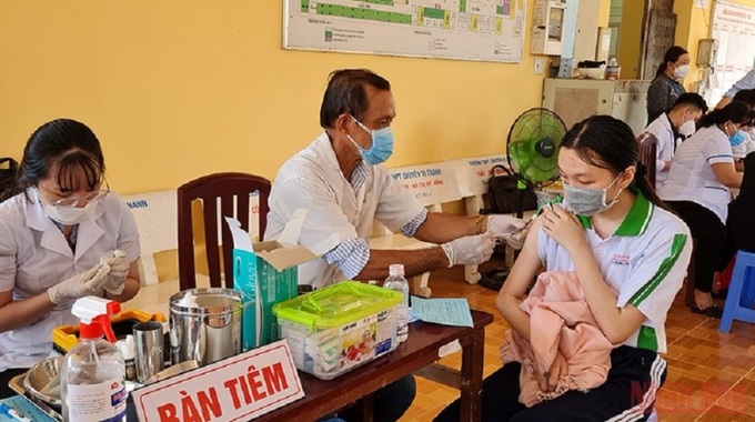Tiêm vaccine phòng Covid-19 cho các em học sinh Trường THPT Chuyên Vị Thanh, TP Vị Thanh, tỉnh Hậu Giang. Ảnh: Phùng Dũng