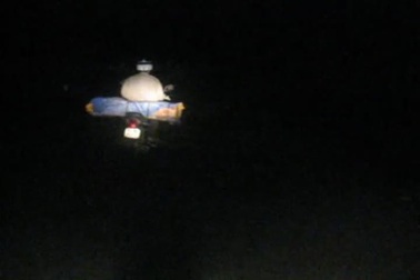 Clip xe máy chở gỗ lậu trên QL14B chuẩn bị vượt trạm