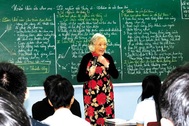 Bà giáo 82 tuổi vẫn đứng lớp