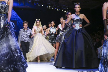 Dàn mẫu Việt tỏa sáng tại tuần lễ thời trang Việt Nam quốc tế