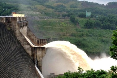 Thủy điện xả nước để đón lũ mới, dân hạ du tưởng xả lũ