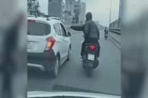 2 thanh niên đi xe máy lên đường trên cao, tạt đầu và hành hung tài xế ô tô