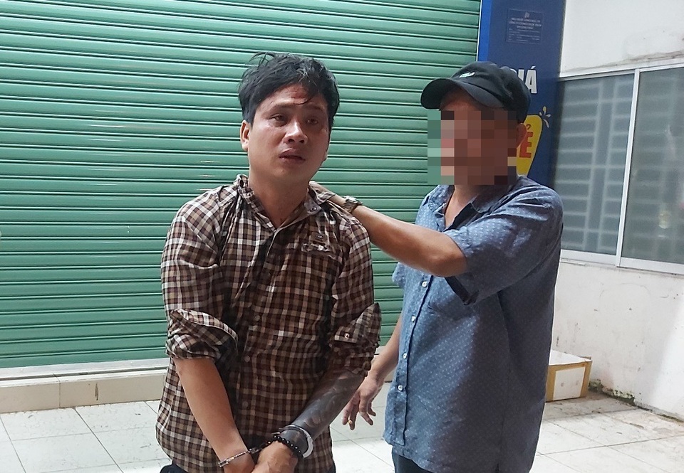 Tên cướp bị 2 cô gái ép xe ngã xuống đường - 1 Tên cướp bị 2 cô gái ép xe ngã xuống đường - 1