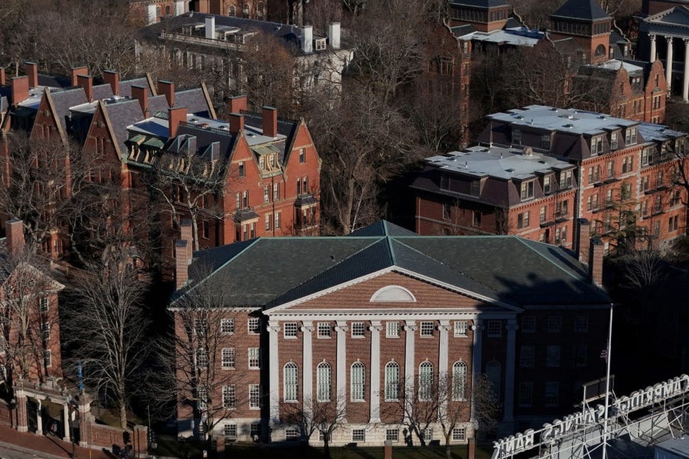 Đại học Harvard và các trường danh tiếng của Mỹ đang lao đao thế nào? - 1
