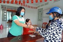 Gần 2.000 người bán vé số dạo đã nhận được tiền hỗ trợ