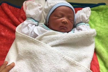 Bé sơ sinh bị bỏ rơi dưới gốc cây trong đêm tối