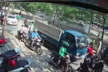 Người đi xe máy gánh họa vì tài xế mở cửa ô tô bất cẩn