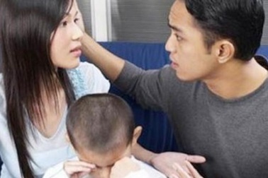 Chết lặng khi phát hiện con của cô hàng xóm tật nguyền là nhờ chồng "làm phúc"