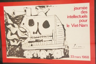 Xem họa sĩ nước ngoài vẽ tranh cổ động chống chiến tranh tại Việt Nam