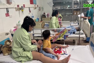 Hà Nội: Nhiều trẻ nhỏ viêm phổi, suy hô hấp chỉ sau vài ngày vì virus RSV