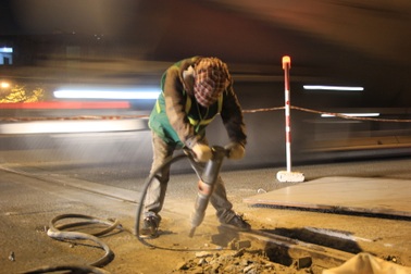 Hà Nội: Công nhân xuyên đêm sửa chữa đường vành đai 3 trên cao