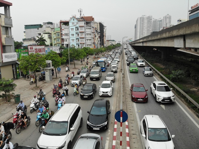 Ùn ứ kéo dài hàng km tại cửa ngõ Hà Nội - 11 Ùn ứ kéo dài hàng km tại cửa ngõ Hà Nội - 11