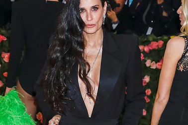 Demi Moore hồi sinh sau 3 cuộc hôn nhân thất bại ở tuổi 56