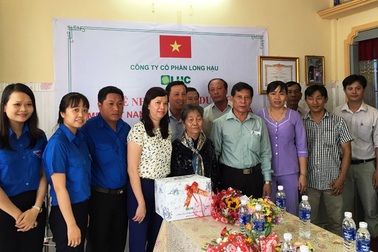 Công ty Cổ phần Long Hậu nhận phụng dưỡng suốt đời mẹ Việt nam anh hùng