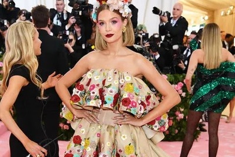 Thiên thần nội y hóa đóa hoa xinh đẹp