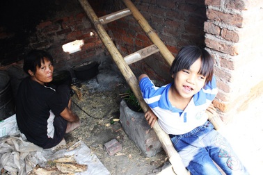 Gia đình 9 người - 5 đứa trẻ, 4 người bệnh...