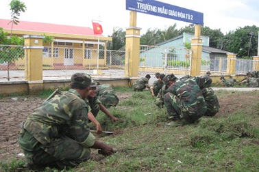 Cán bộ, chiến sĩ quân đội tham gia xậy dựng nông thôn mới