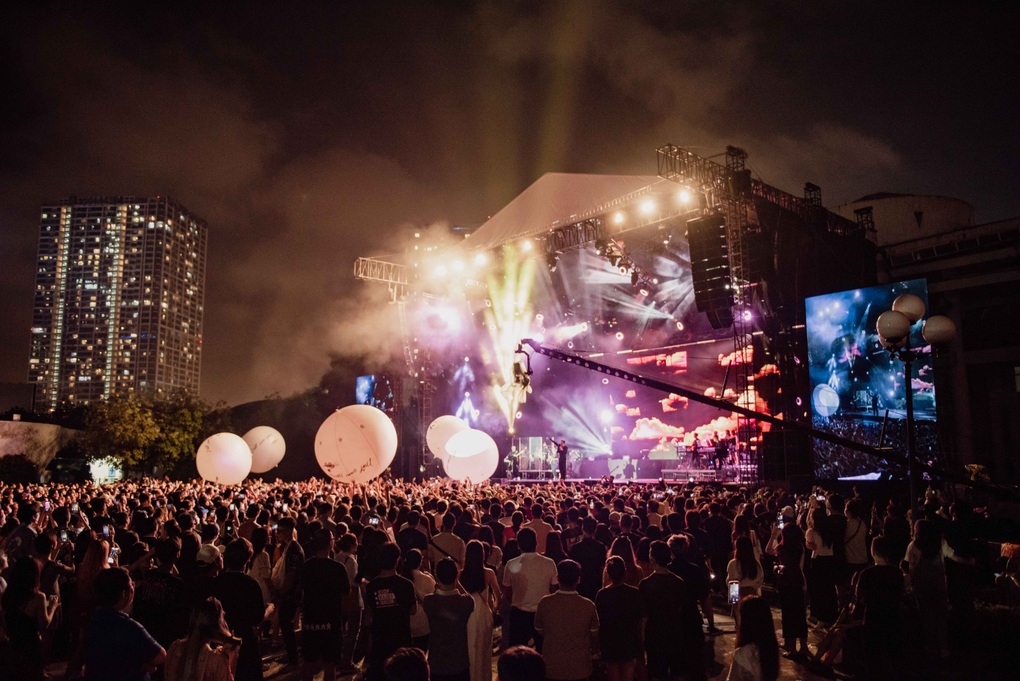 Vũ cháy hết mình trong concert Một vạn năm - 1 Vũ cháy hết mình trong concert Một vạn năm - 1