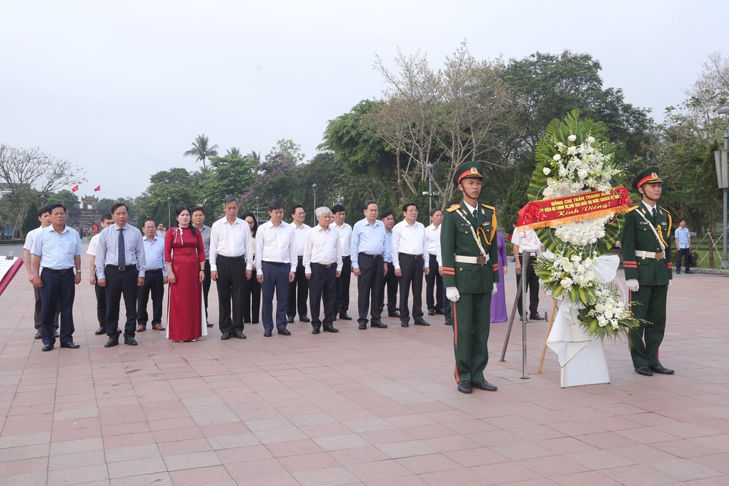 Chủ tịch Quốc hội tri ân các liệt sỹ, thăm Mẹ Việt Nam anh hùng 102 tuổi - 4 Chủ tịch Quốc hội tri ân các liệt sỹ, thăm Mẹ Việt Nam anh hùng 102 tuổi - 4