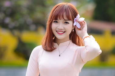 Nữ sinh Hà thành dịu dàng trong sắc hoa ban