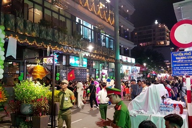 Cho nghỉ việc 4 nhân viên “chặt chém” khách gửi xe tại phố đi bộ