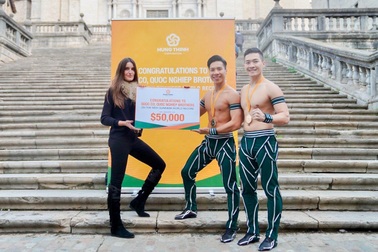 Tập đoàn Hưng Thịnh thưởng nóng hơn 1 tỷ đồng cho hai nghệ sĩ Quốc Cơ, Quốc nghiệp