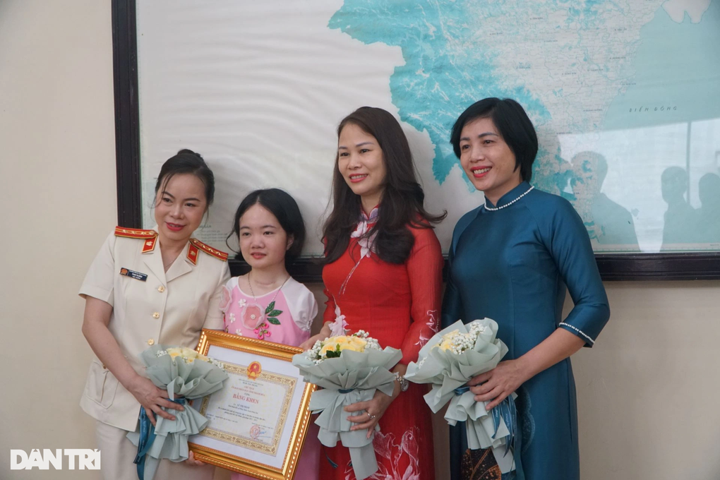 Cô giáo cầm bút bằng chân ở Thanh Hóa được tuyển dụng đặc cách - 6 Cô giáo cầm bút bằng chân ở Thanh Hóa được tuyển dụng đặc cách - 6