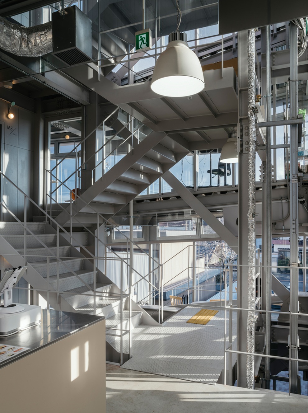 Quán cà phê vòng xoáy độc lạ như trung tâm thương mại thu nhỏ - 10