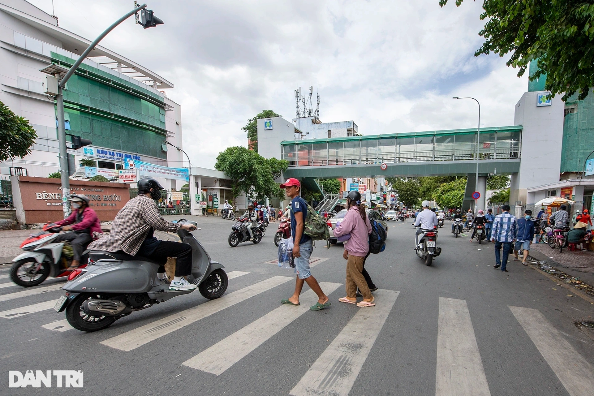 Cảnh đối lập khang trang - nhếch nhác ở các cầu vượt bộ hành tại TPHCM - 7 Cảnh đối lập khang trang - nhếch nhác ở các cầu vượt bộ hành tại TPHCM - 7