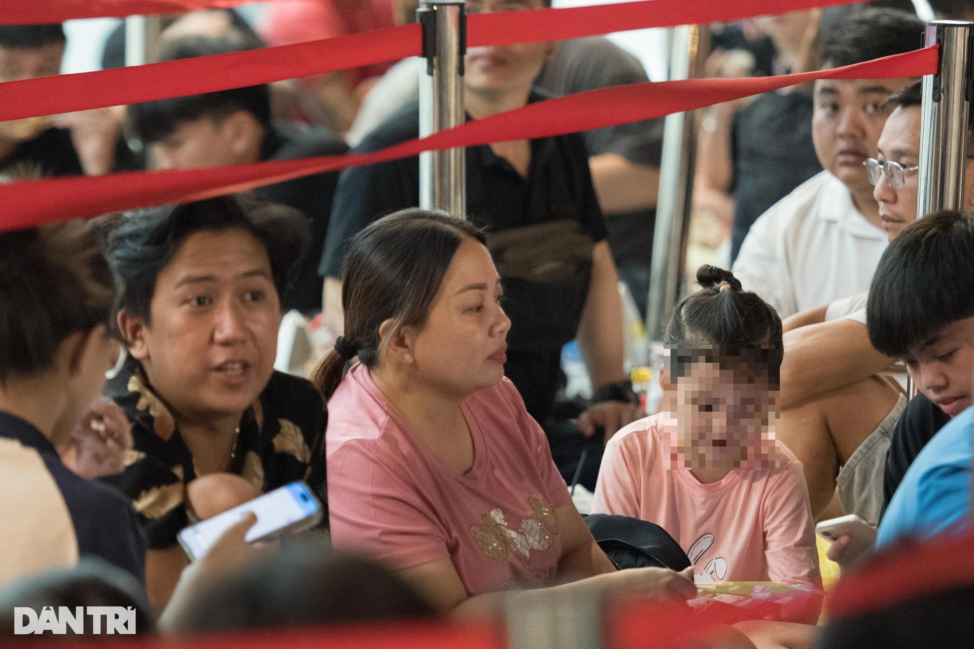 Chịu cảnh màn trời chiếu đất, ăn ngủ ở trung tâm thương mại để mua Labubu - 1 Chịu cảnh màn trời chiếu đất, ăn ngủ ở trung tâm thương mại để mua Labubu - 1