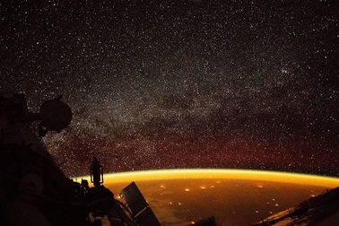 Sự thật về quầng sáng màu cam bí ẩn bao quanh Trái Đất