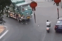 Nổi bật tuần qua: Cụ ông thoát chết dưới gầm xe tải may mắn đến khó tin