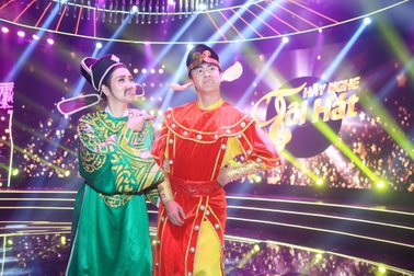 Hồng Mơ gây bất ngờ khi giả trai hát trên sân khấu