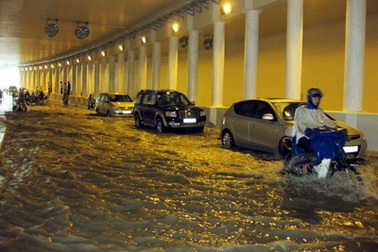 Hầm đường bộ hiện đại nhất Việt Nam thành “bể bơi”