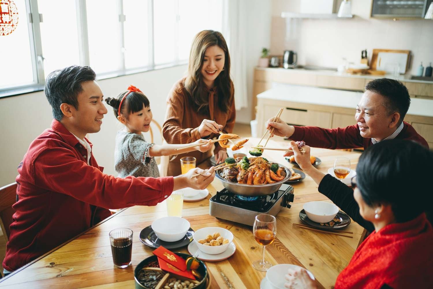 14 phép tắc bên bàn ăn cha mẹ có thể rèn cho con dịp Tết này