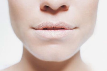 Khô miệng khi ngủ dậy, tại sao?