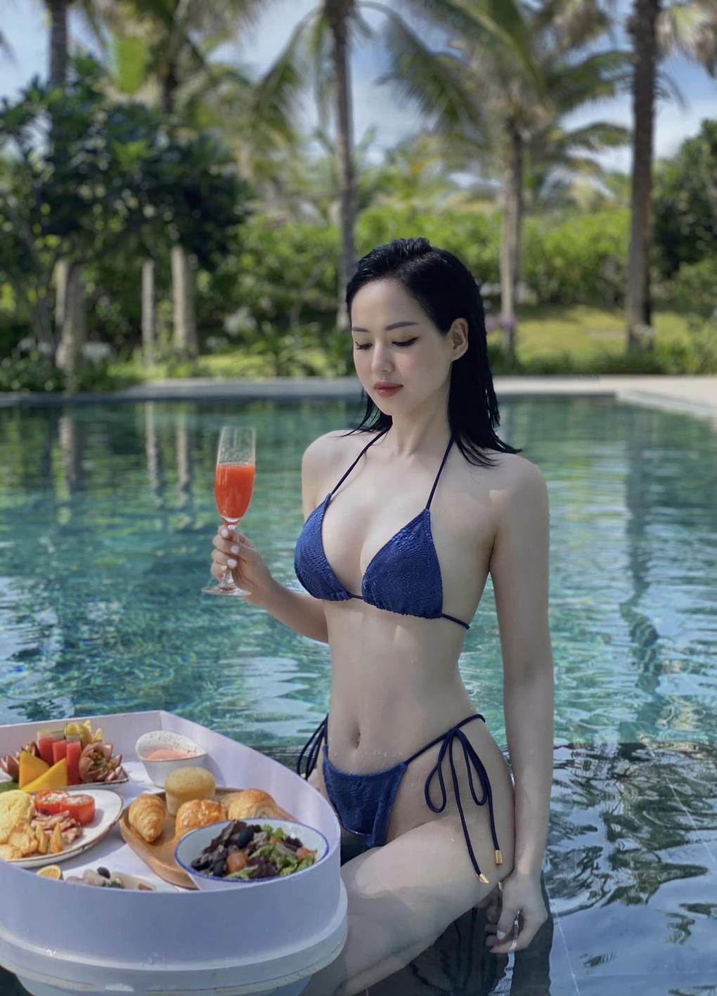 Hot girl đời đầu Tâm Tít diện bikini màu bạc bốc lửa, khoe dáng gợi cảm - 3 Hot girl đời đầu Tâm Tít diện bikini màu bạc bốc lửa, khoe dáng gợi cảm - 3